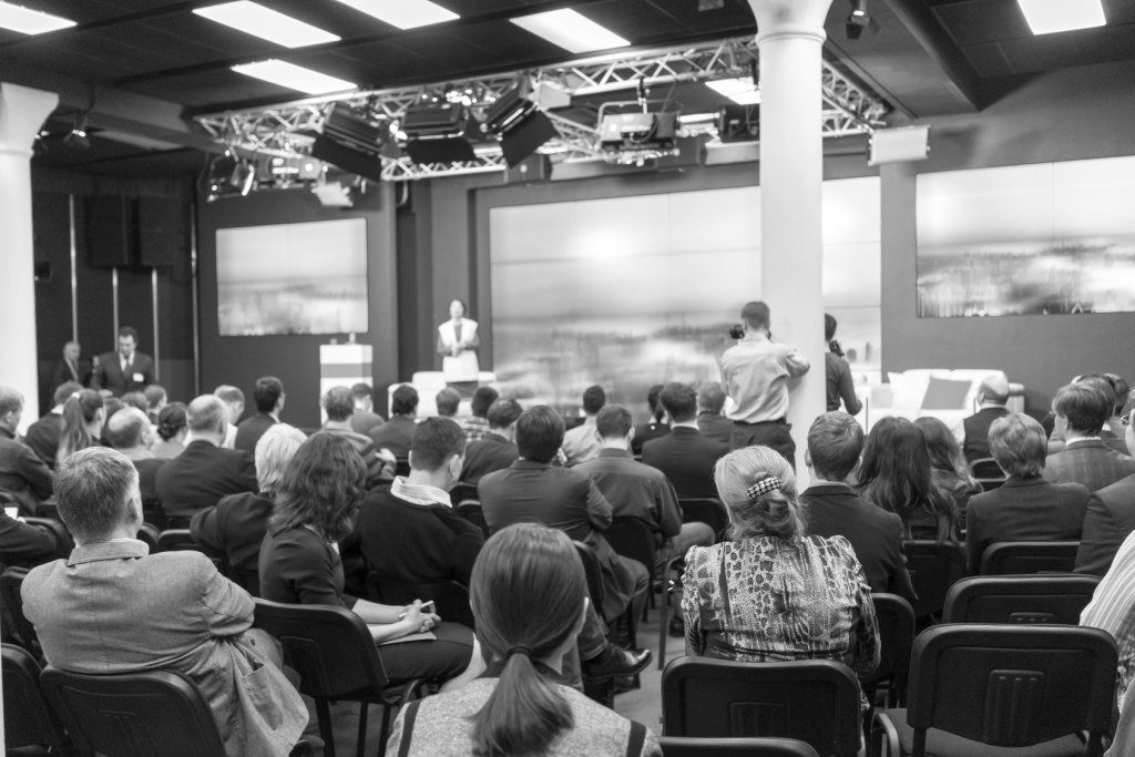 Salle de conférence remplie pendant une intervention en tribune