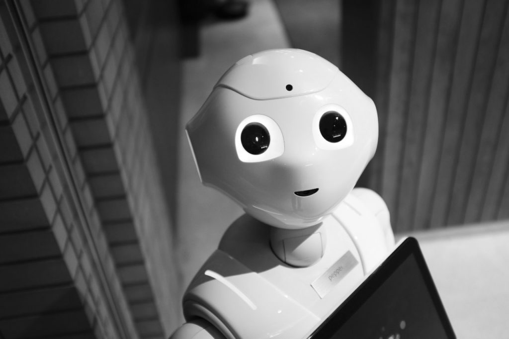 Robot humanoïde blanc tenant une tablette tactile