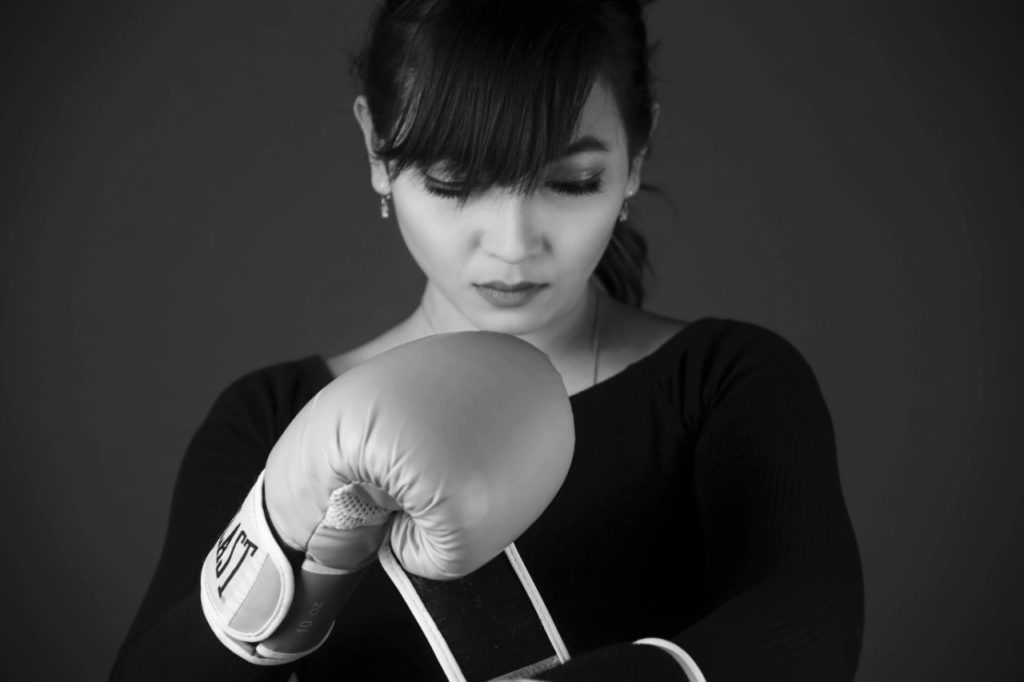 Femme portant des gants de boxe, le regard déterminé