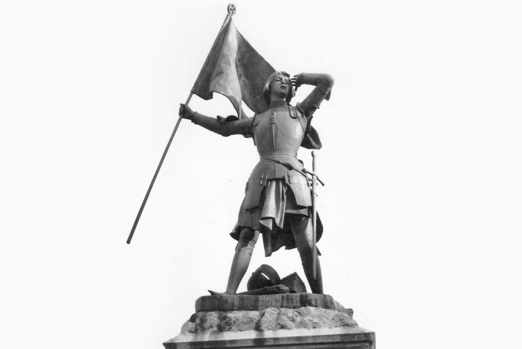 Statue de Jeanne d'Arc brandissant un étendard