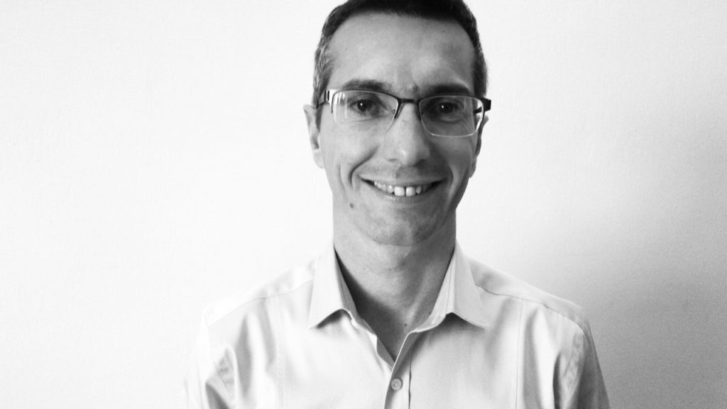 Portrait souriant d'un participant au programme Communication et Leadership