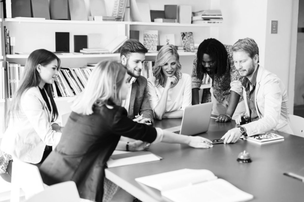 Petite équipe en réunion de travail dans une salle lumineuse