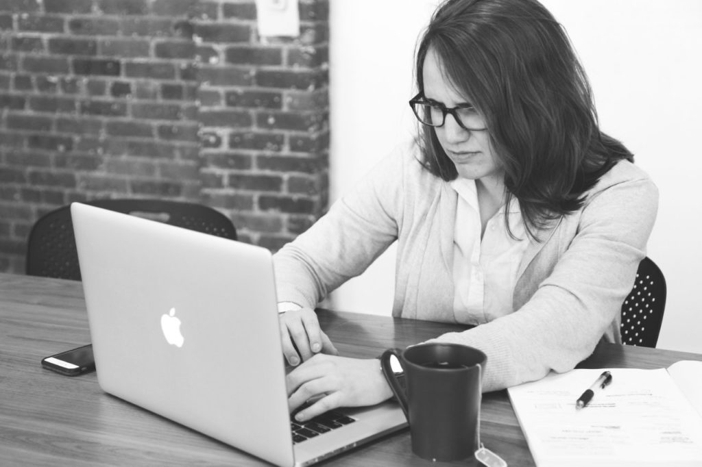Femme concentrée devant son ordinateur portable au bureau