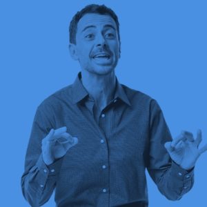 Un intervenant en pleine présentation devant un auditoire