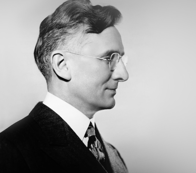 Portrait de profil de Dale Carnegie, photographie noir et blanc