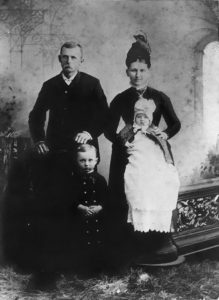 Portrait de famille en studio, fin du XIXe siècle