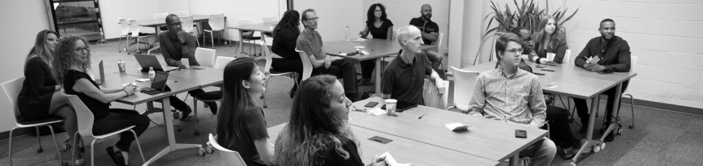 Participants en atelier autour de tables de travail