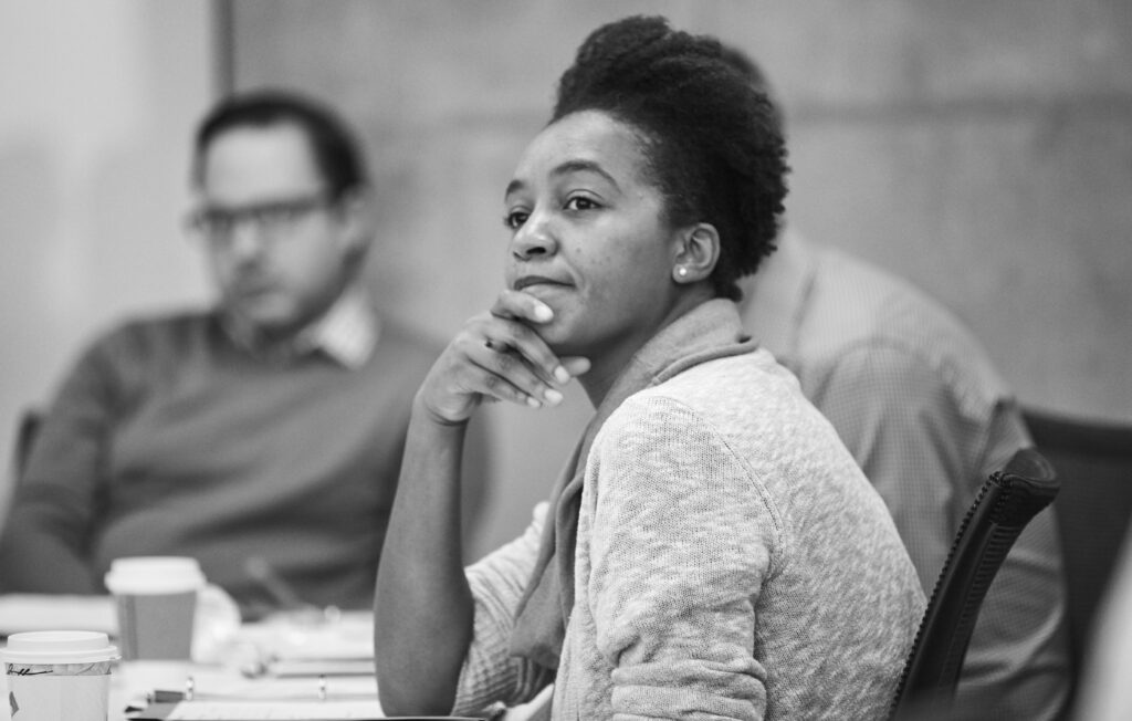 Deux participants en écoute pendant une session de formation