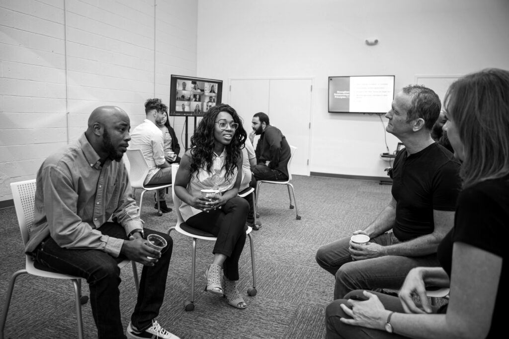 Participants assis en cercle pendant une séquence de partage